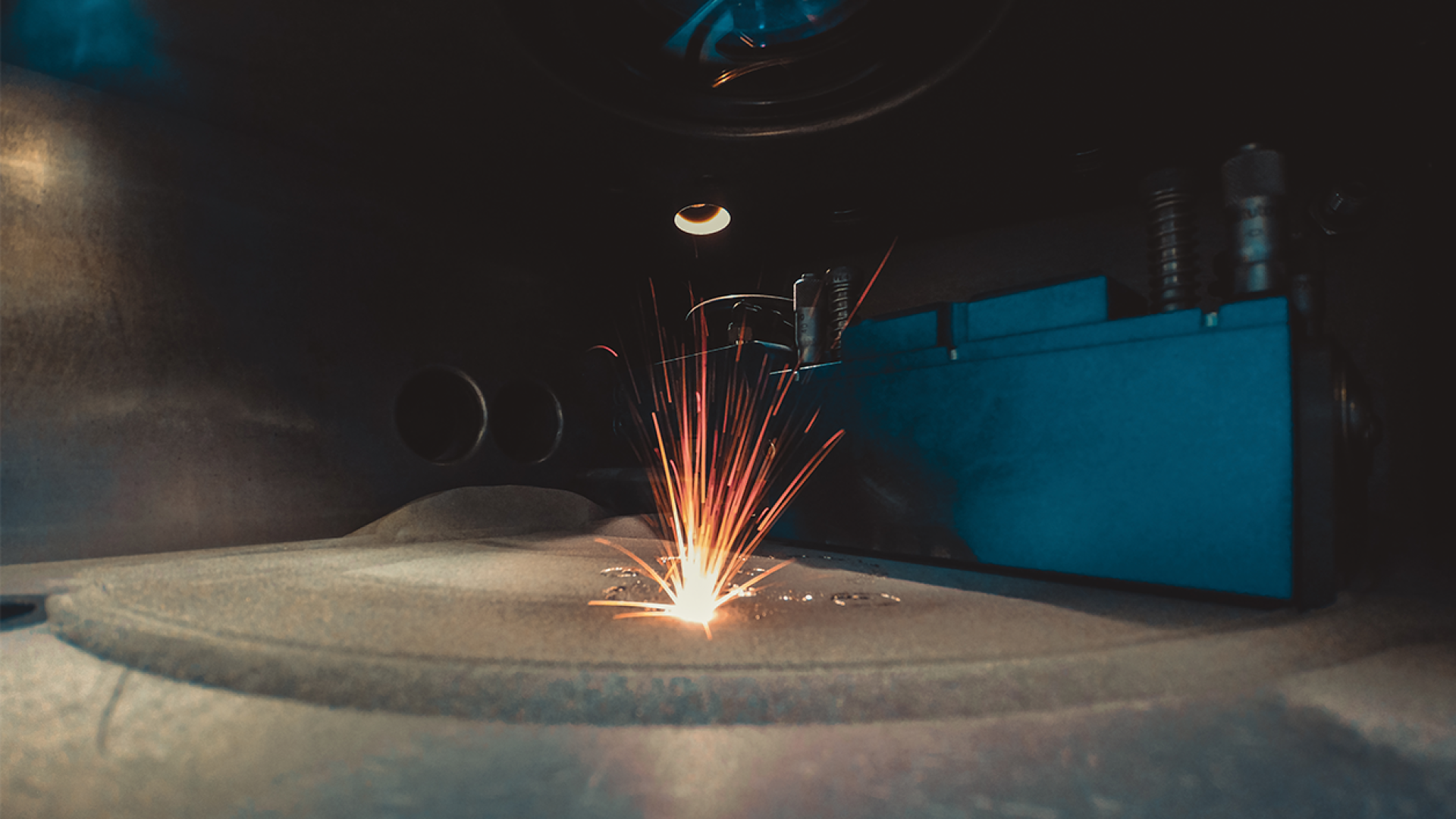 Metal additive manufacturing process under controlled inert atmosphere (low-oxygen environment)