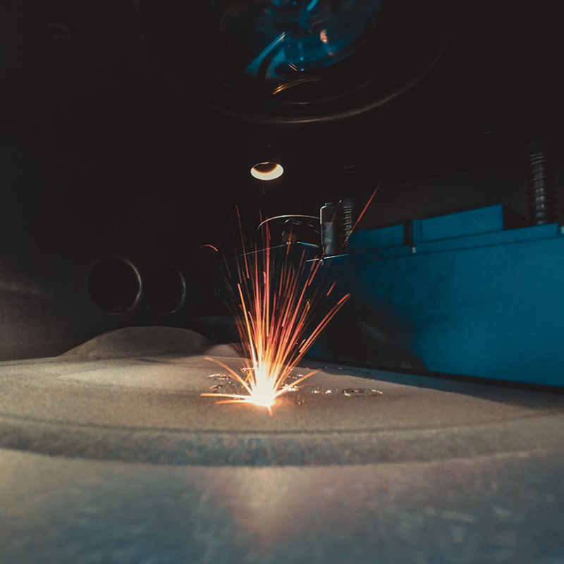 Metal additive manufacturing process under controlled inert atmosphere (low-oxygen environment)