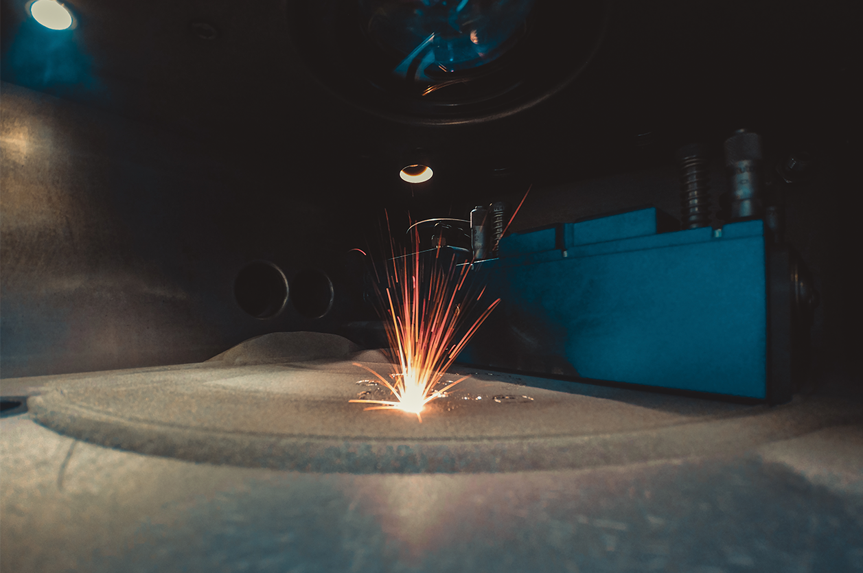 Metal additive manufacturing process under controlled inert atmosphere (low-oxygen environment)
