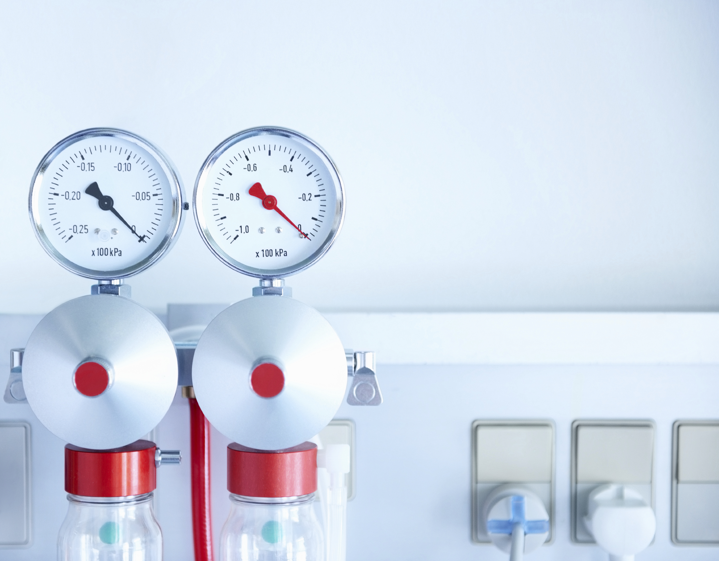 Wall-mounted medical oxygen regulator with flowmeter used for controlled oxygen delivery in hospital oxygen systems